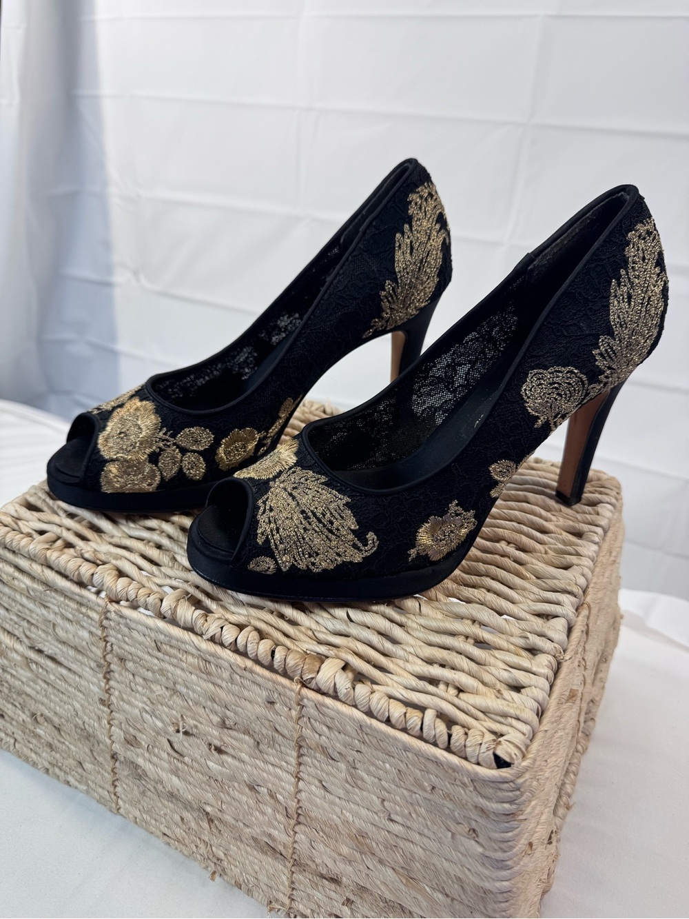 Beverly Feldman Black Gold Embroidered Lace Peep Toe Heels Size 7.5
